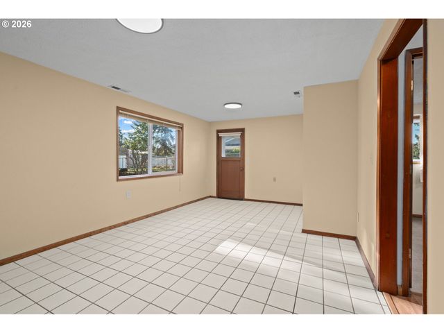 15916 S HENRICI Rd, Oregon City, OR 97045