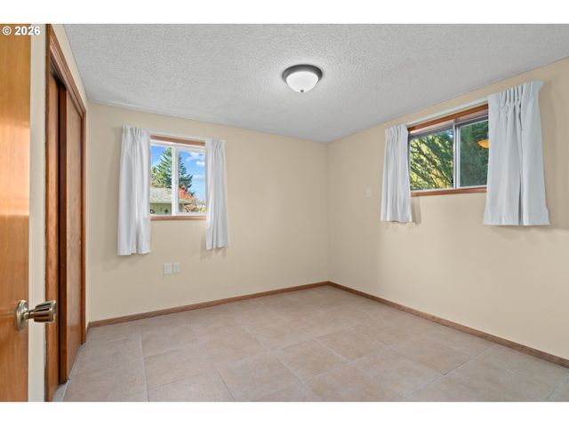 15916 S HENRICI Rd, Oregon City, OR 97045