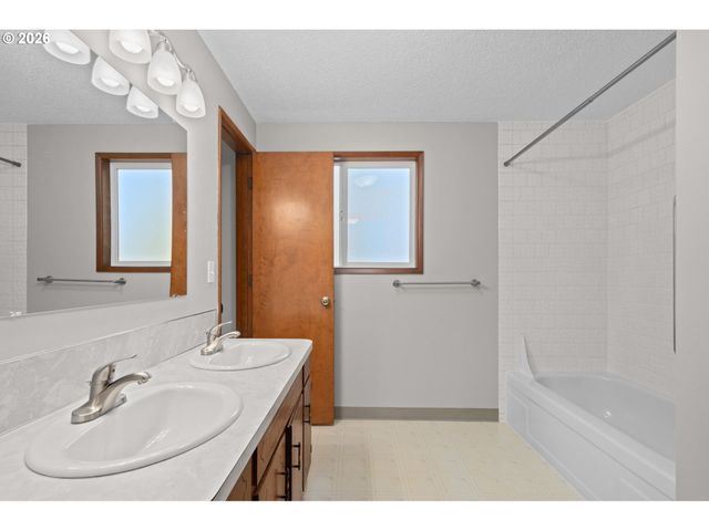 15916 S HENRICI Rd, Oregon City, OR 97045