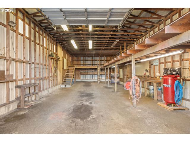 15916 S HENRICI Rd, Oregon City, OR 97045