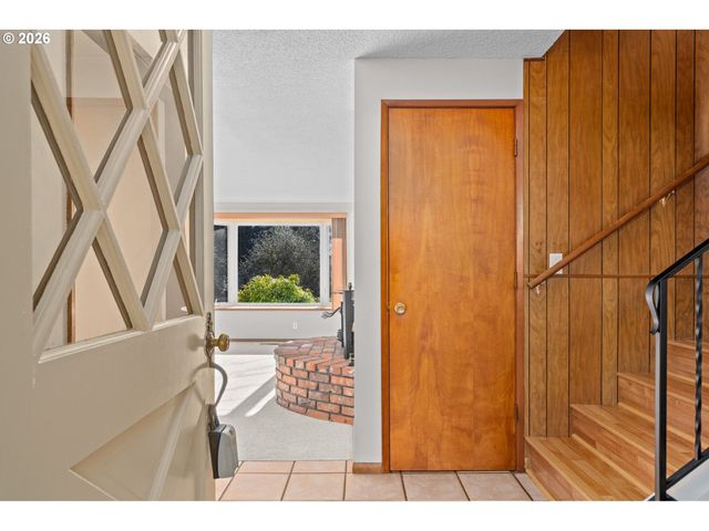 15916 S HENRICI Rd, Oregon City, OR 97045