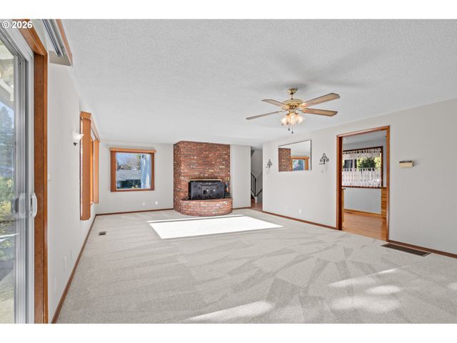 15916 S HENRICI Rd, Oregon City, OR 97045