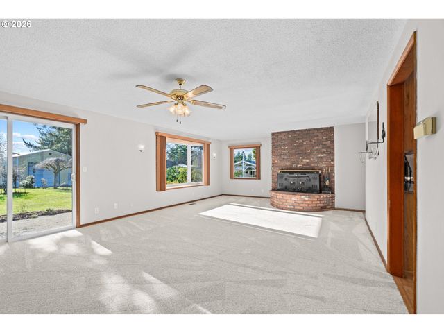 15916 S HENRICI Rd, Oregon City, OR 97045