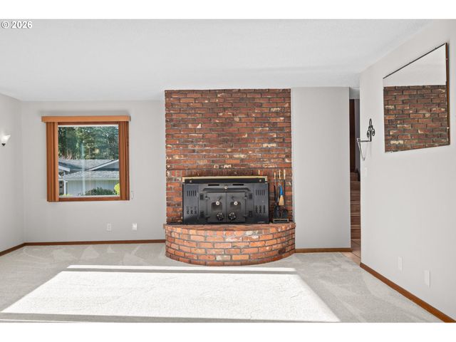 15916 S HENRICI Rd, Oregon City, OR 97045