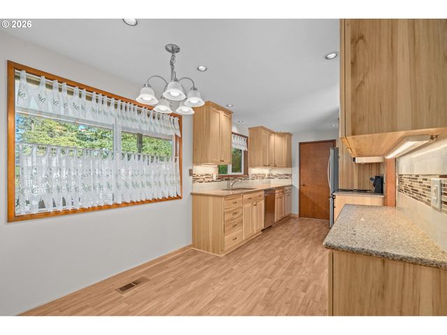 15916 S HENRICI Rd, Oregon City, OR 97045