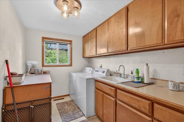 2390 Fairfield Drive, Medford, OR 97504