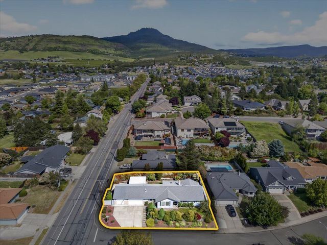 2390 Fairfield Drive, Medford, OR 97504