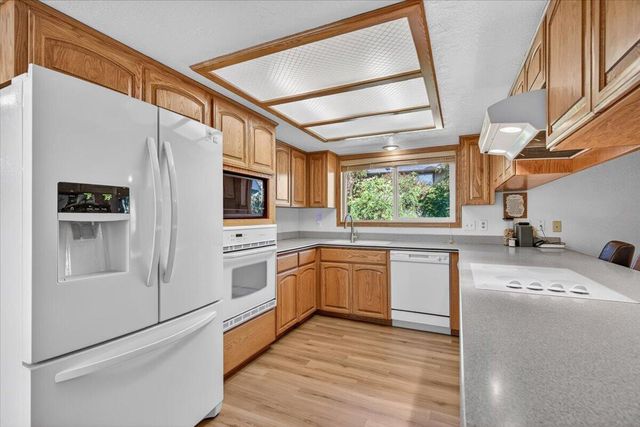 2390 Fairfield Drive, Medford, OR 97504