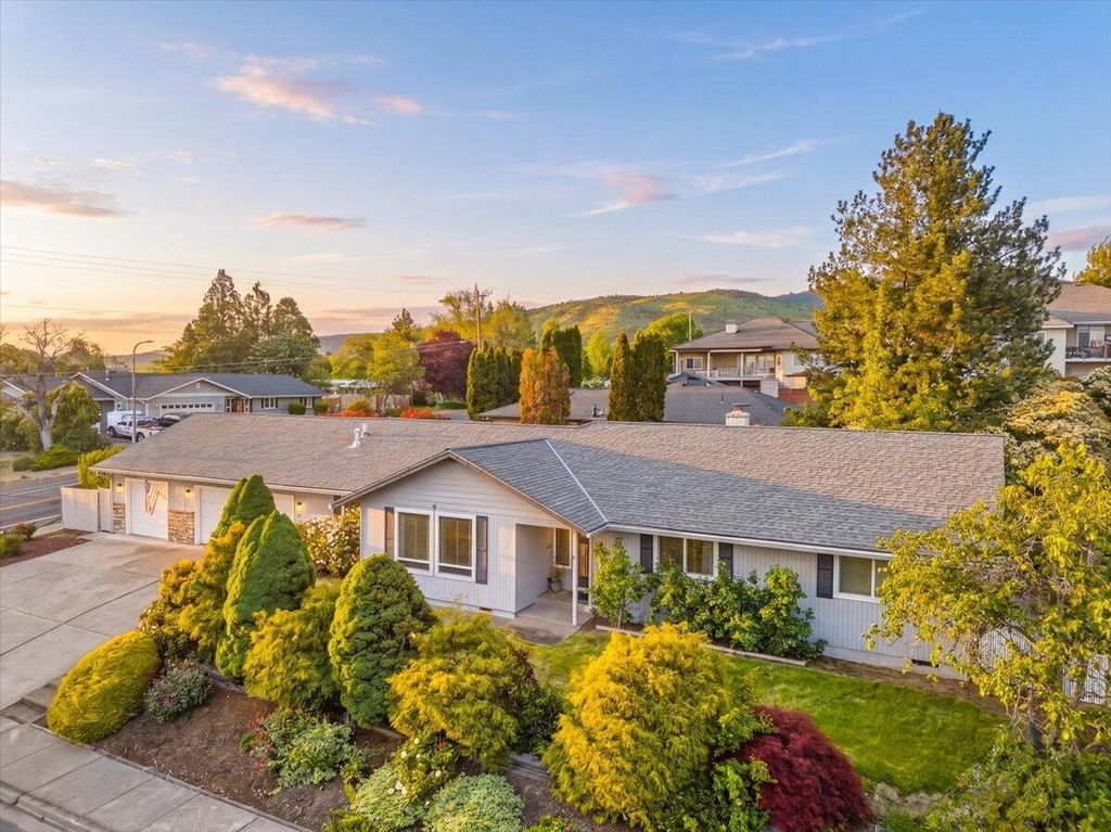 2390 Fairfield Drive, Medford, OR 97504