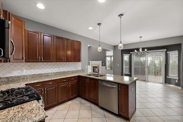 17542 Goldeneye Drive, Clinton Charter Township, MI 48038
