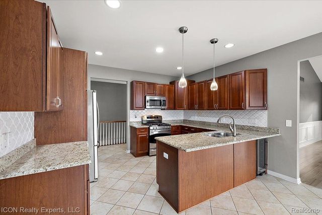 17542 Goldeneye Drive, Clinton Charter Township, MI 48038