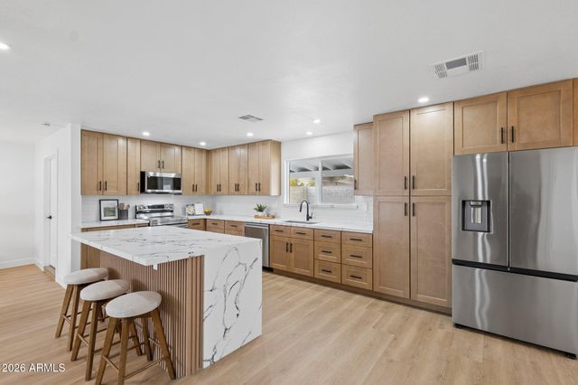 3402 E DAHLIA Drive, Phoenix, AZ 85032