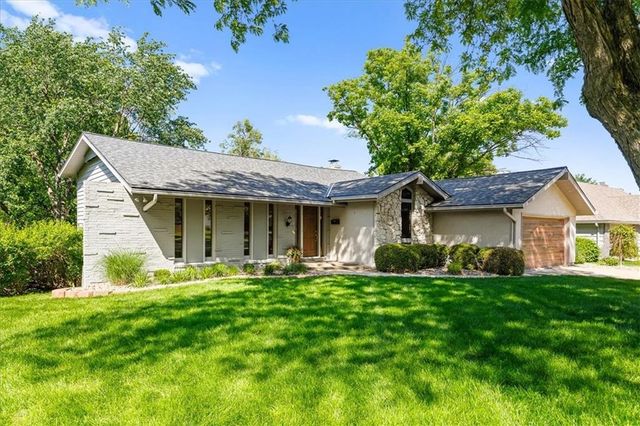 9010 W 104th Terrace, Overland Park, KS 66212