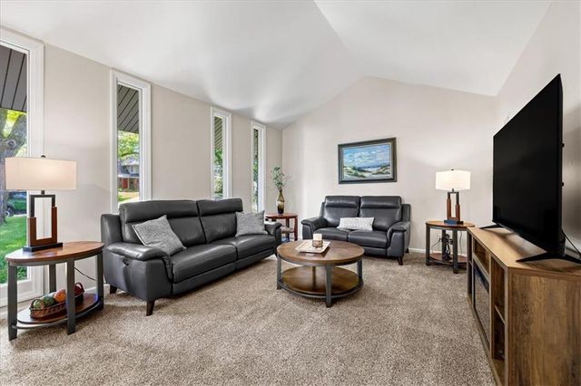 9010 W 104th Terrace, Overland Park, KS 66212