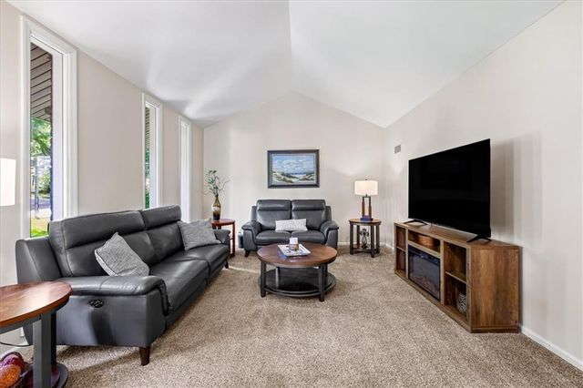 9010 W 104th Terrace, Overland Park, KS 66212