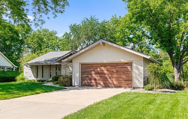 9010 W 104th Terrace, Overland Park, KS 66212
