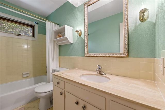 9010 W 104th Terrace, Overland Park, KS 66212