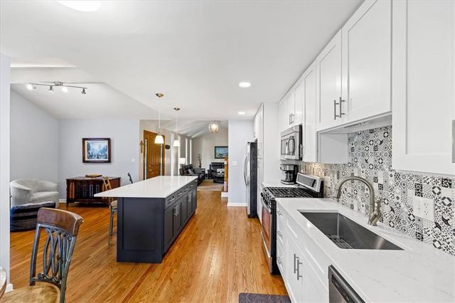 9010 W 104th Terrace, Overland Park, KS 66212