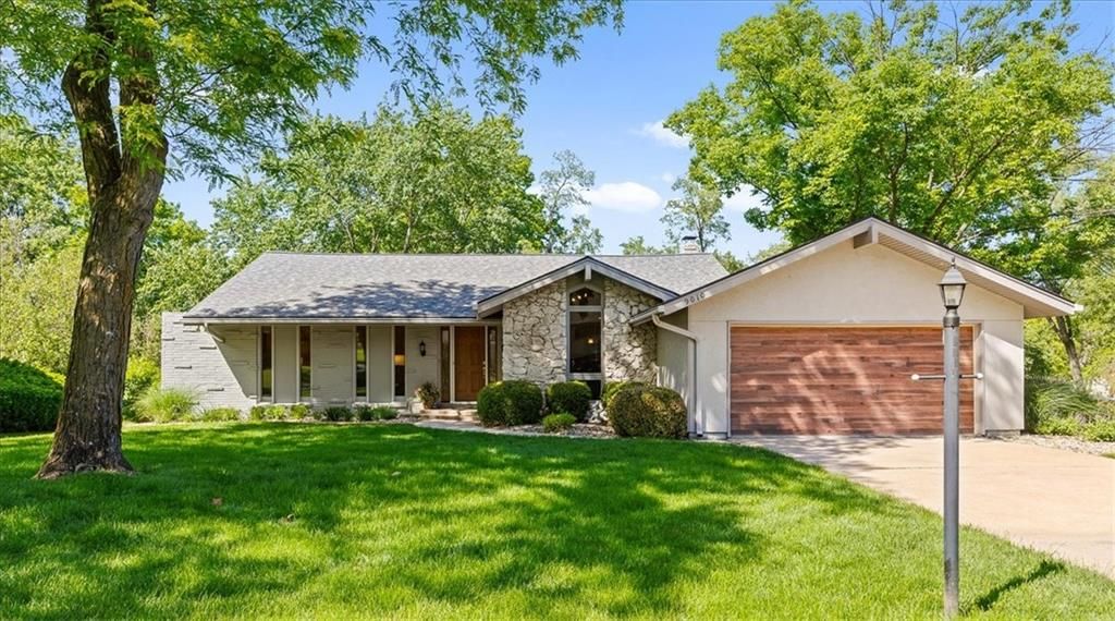 9010 W 104th Terrace, Overland Park, KS 66212