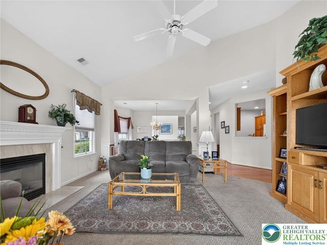 19 Glenmoor Circle, Easton, PA 18045