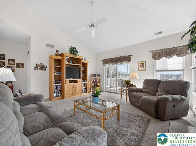 19 Glenmoor Circle, Easton, PA 18045