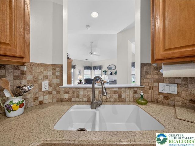 19 Glenmoor Circle, Easton, PA 18045
