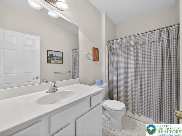 19 Glenmoor Circle, Easton, PA 18045