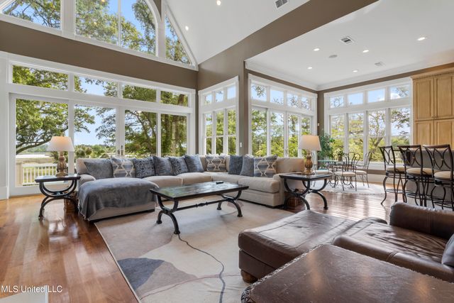 10745 Plantation Lane, Gulfport, MS 39503