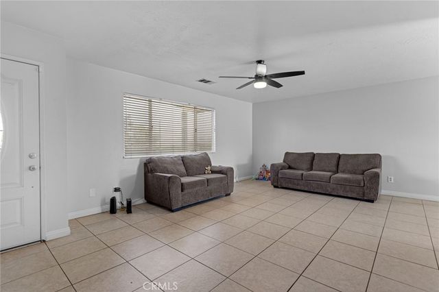 18563 Yucca Street, Hesperia, CA 92345