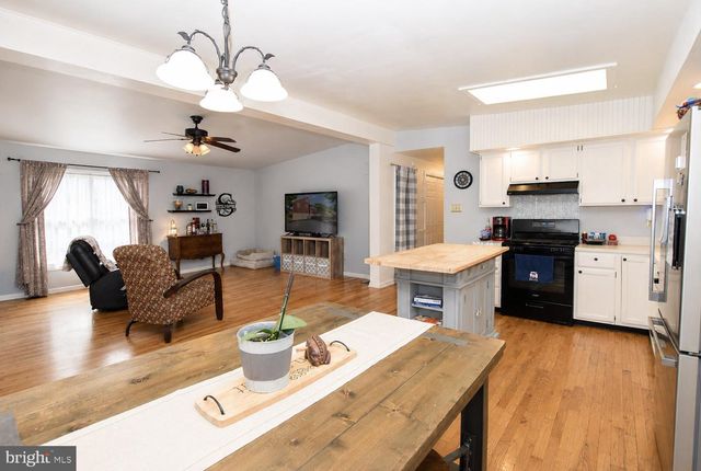 806 MULBERRY DR, Martinsburg, WV 25401