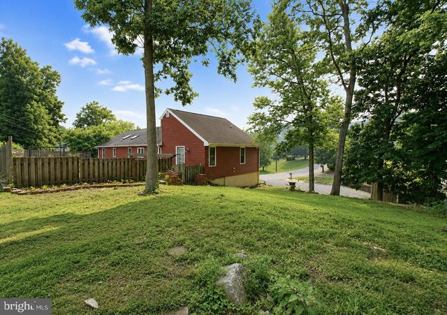 806 MULBERRY DR, Martinsburg, WV 25401