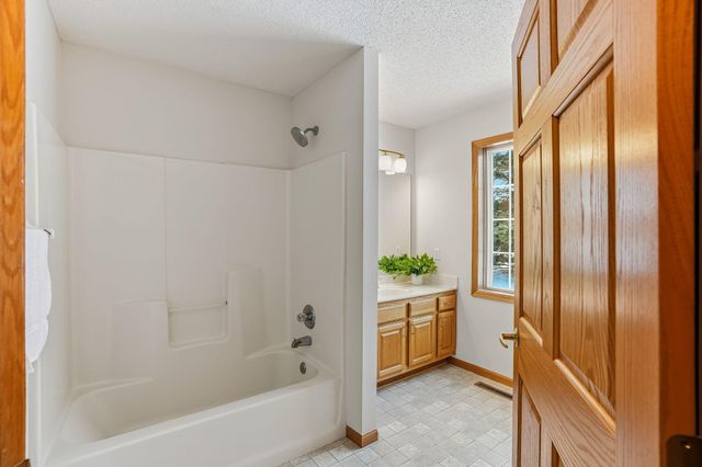 6140 150th Street N, Hugo, MN 55038