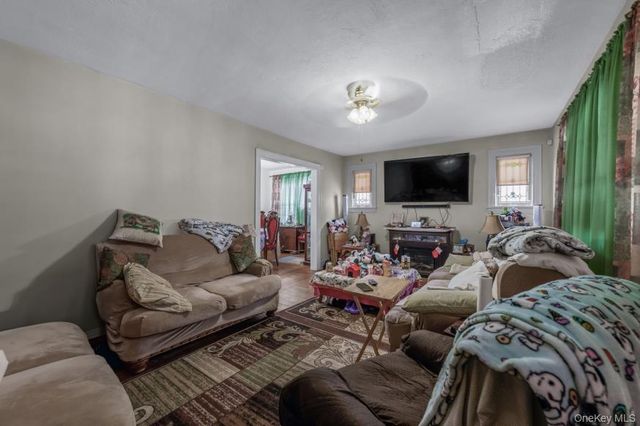 20 Nassau Boulevard, Malverne, NY 11565