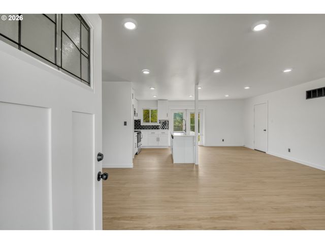18010 Se STEPHENS St, Portland, OR 97233