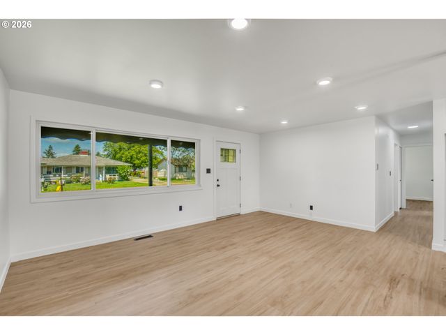 18010 Se STEPHENS St, Portland, OR 97233
