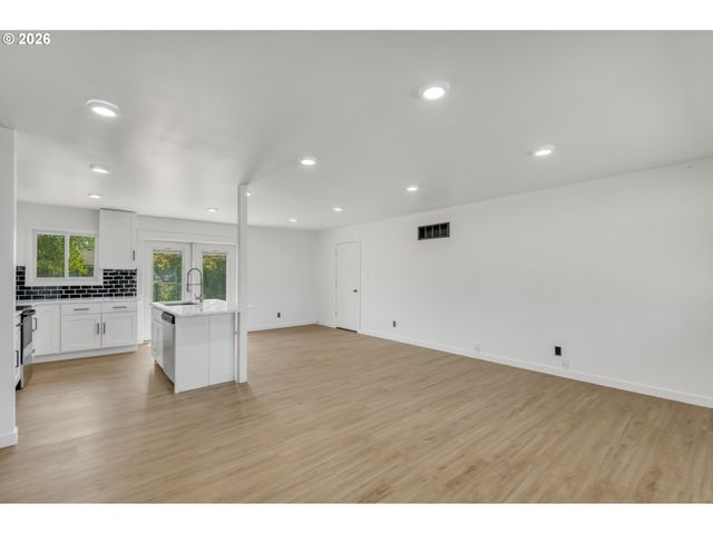 18010 Se STEPHENS St, Portland, OR 97233