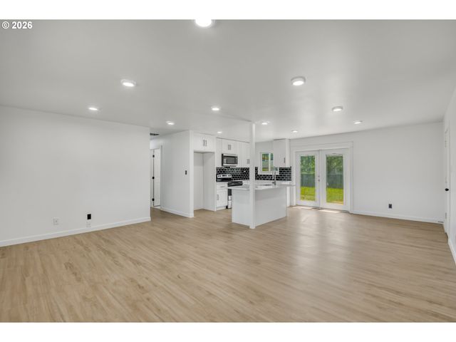 18010 Se STEPHENS St, Portland, OR 97233