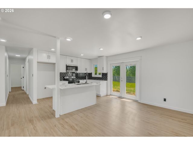 18010 Se STEPHENS St, Portland, OR 97233