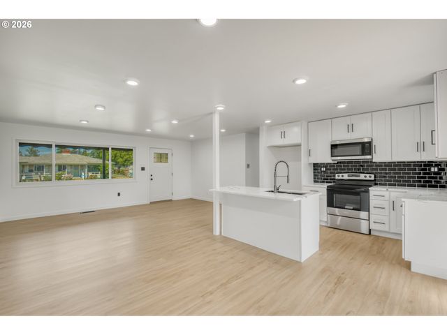 18010 Se STEPHENS St, Portland, OR 97233