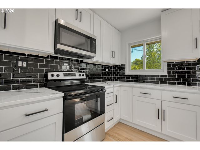 18010 Se STEPHENS St, Portland, OR 97233