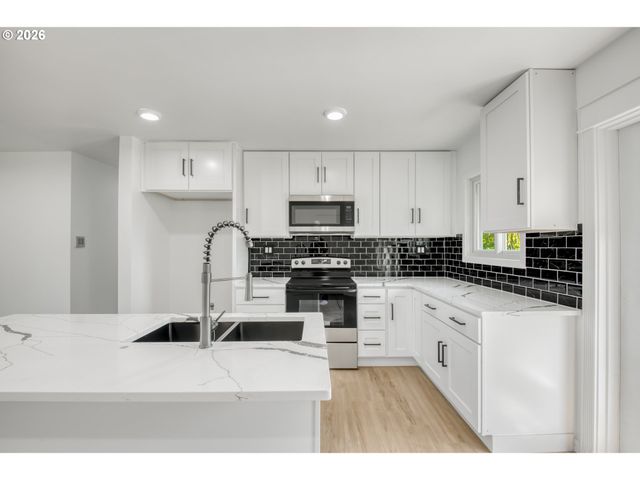 18010 Se STEPHENS St, Portland, OR 97233