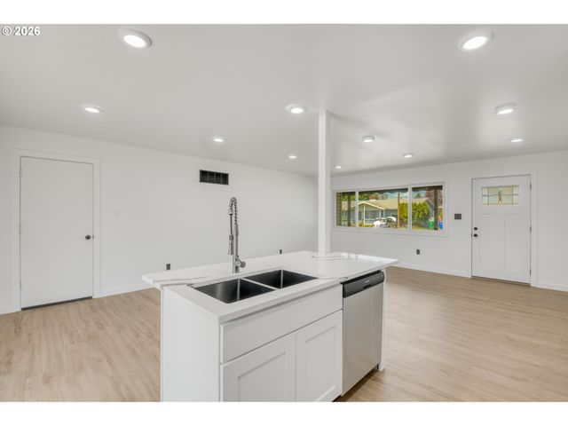 18010 Se STEPHENS St, Portland, OR 97233
