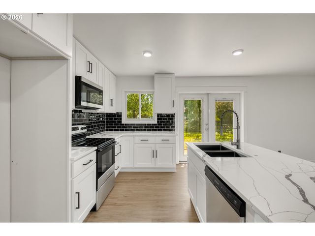 18010 Se STEPHENS St, Portland, OR 97233