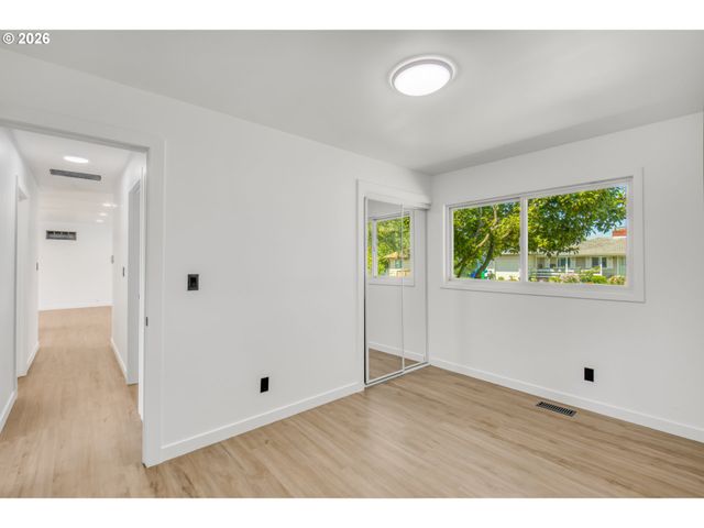 18010 Se STEPHENS St, Portland, OR 97233