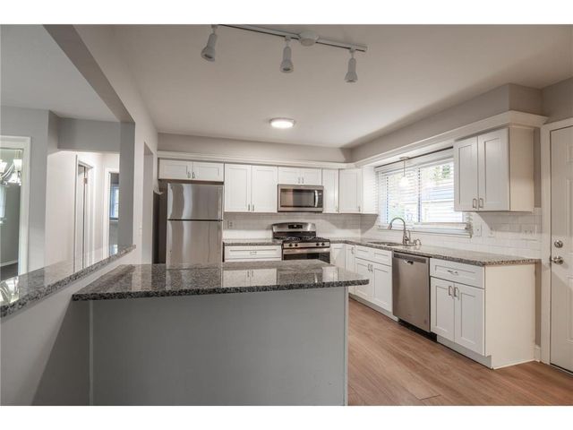6418 Knoll St N, Golden Valley, MN 55427