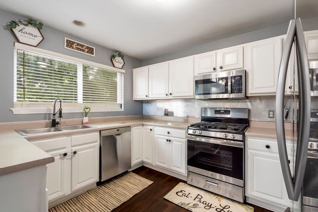 1739 Hickory Park Lane, Aurora, IL 60504