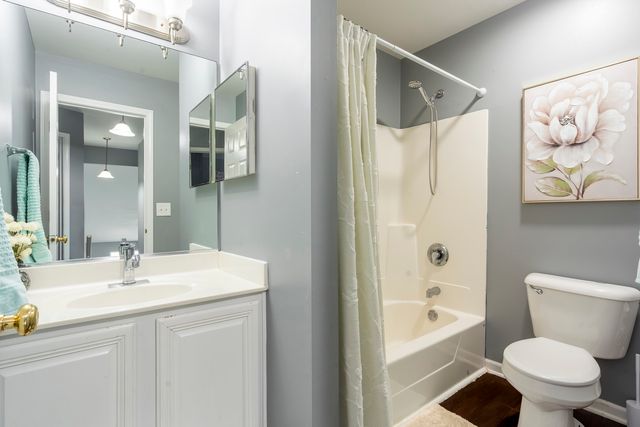 1739 Hickory Park Lane, Aurora, IL 60504