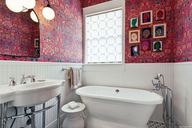 128 W Mistletoe, San Antonio, TX 78212