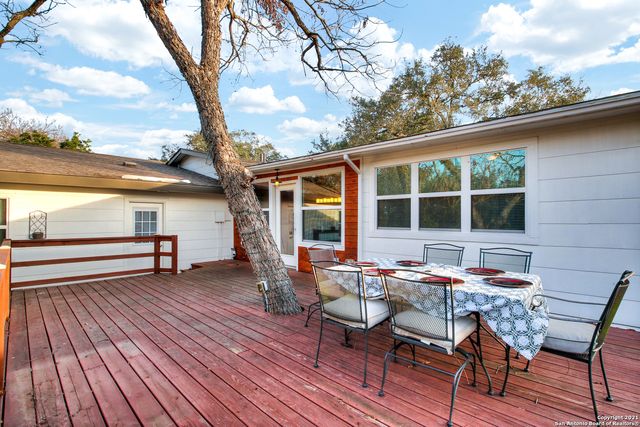 327 BURNSIDE DR, San Antonio, TX 78209