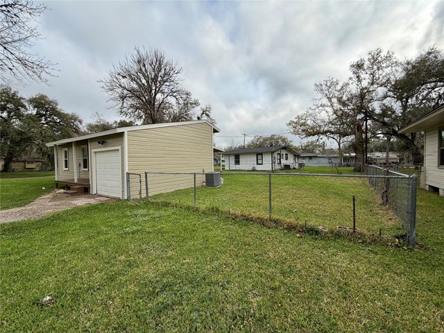 234 Jasmine Street, Lake Jackson, TX 77566